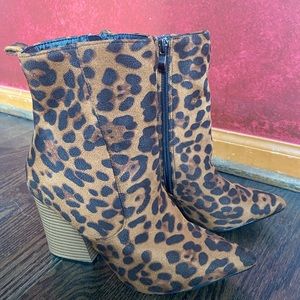 NWOT Pointed toe side zip leopard print booties